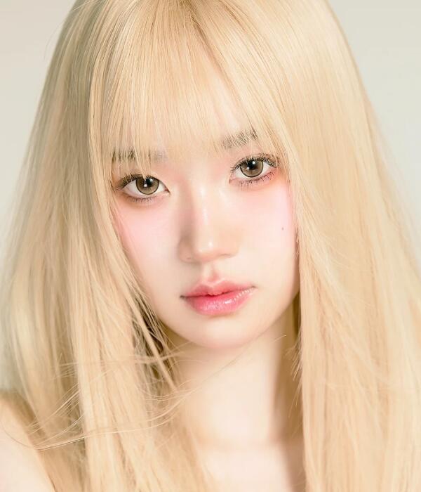 浅金色发色搭配什么妆容？