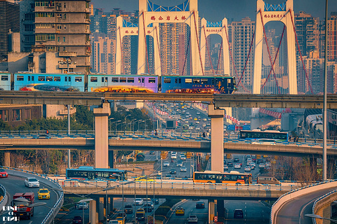 李子坝轻轨站(Liziba Station)