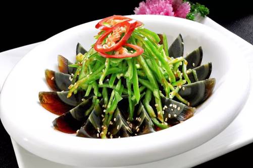 青椒皮蛋的做法，学会这样做青椒皮蛋 当下酒菜杠杠滴