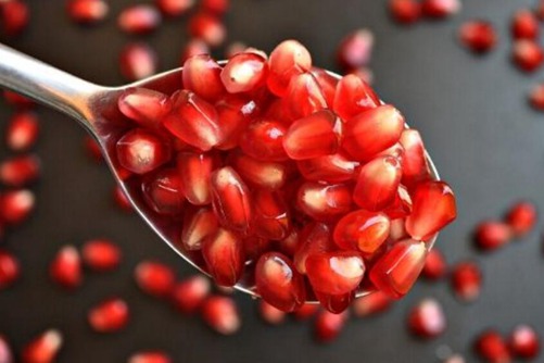 吃石榴要不要吐籽，这才是正确吃石榴的方法，你吃对了吗